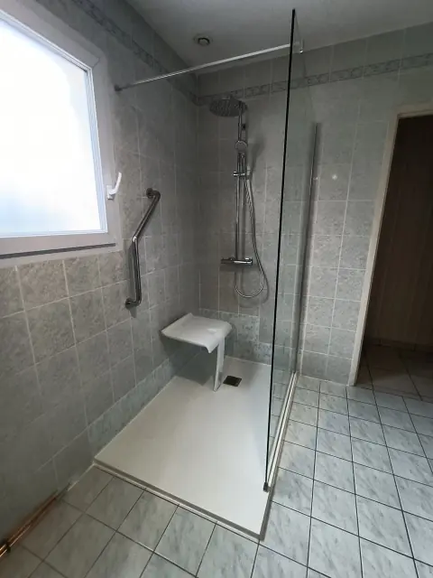 Douche à receveur extra-plat avec barre d’appui coudée, siège de douche rabattable et colonne thermostatique